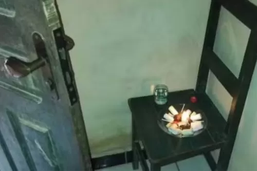 Em um dos cômodos da casa, militares encontraram velas e doces usados em práticas religiosas — Foto: Polícia Militar/Divulgação