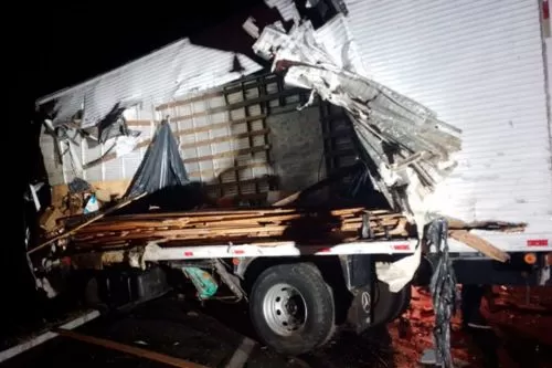 Uma das carretas, carregada de madeira, ficou completamente destruída / Foto: CBMMG / divulgação