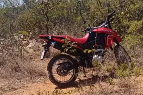 Corpo da vítima foi encontrado ao lado da moto dela — Foto: Polícia Militar