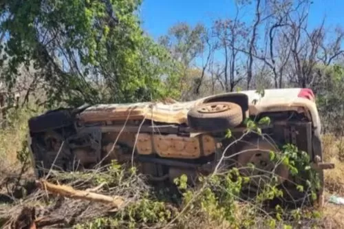 Caminhonete capotou e saiu da pista — Foto: Polícia Militar/Divulgação