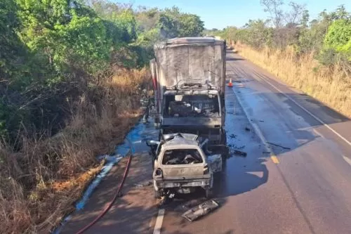 Veículos pegaram fogo após a batida — Foto: Corpo de Bombeiros/Divulgação