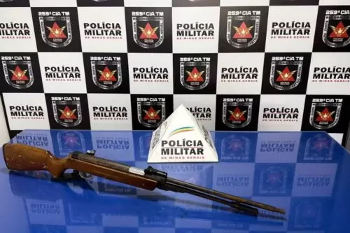 Operação prende dois homens e apreende arma de fogo na zona rural de Buritizeiro — Foto: Polícia Militar/Divulgação