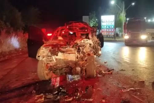 Parte frontal da caminhonete foi totalmente destruída — Foto: Polícia Rodoviária Federal/ Divulgação