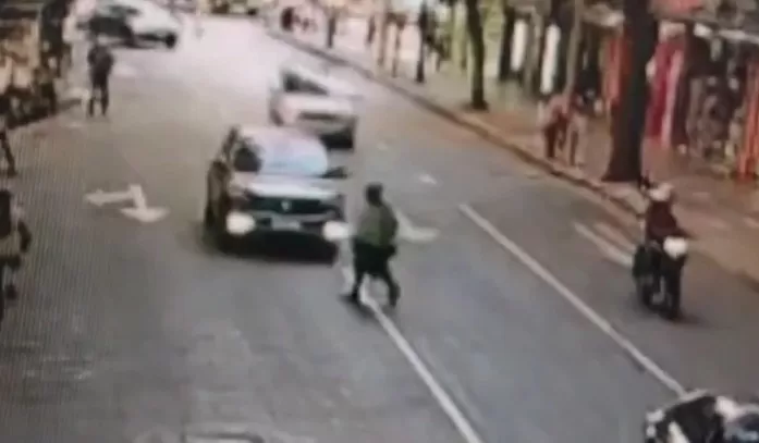 A vítima atravessa a via fora da faixa de pedestres e é atingida pelo carro/Foto: Reprodução Internet