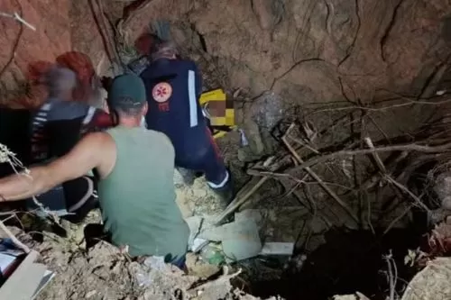 Homem foi resgatado pelo Samu com ajuda de moradores — Foto: Samu/Divulgação