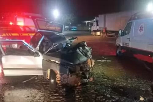 Colisão entre carro e carreta ocorreu na BR-251, em Francisco Sá — Foto: Samu/Divulgação