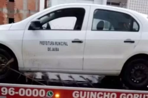 Carro da Prefeitura foi apreendido — Foto: Suely Teixeira/Divulgação