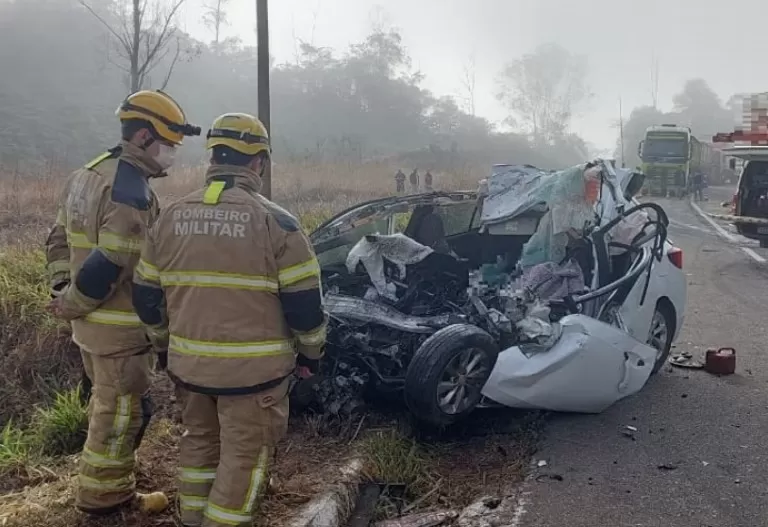  Carro bateu de frente com caminhão na altura do km 196/ Foto: CBMMG/Divulgação 