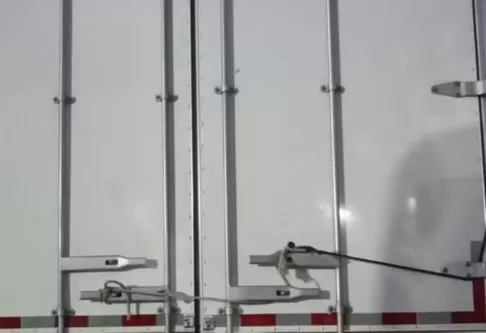 Baú do caminhão foi arrombado — Foto: Polícia Militar